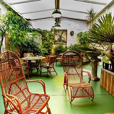 Jardin D'hiver De 70 M2 Bed and Breakfast 2*