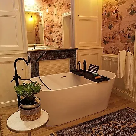 Jardin D'hiver De 70 M2 住宿加早餐酒店 2*